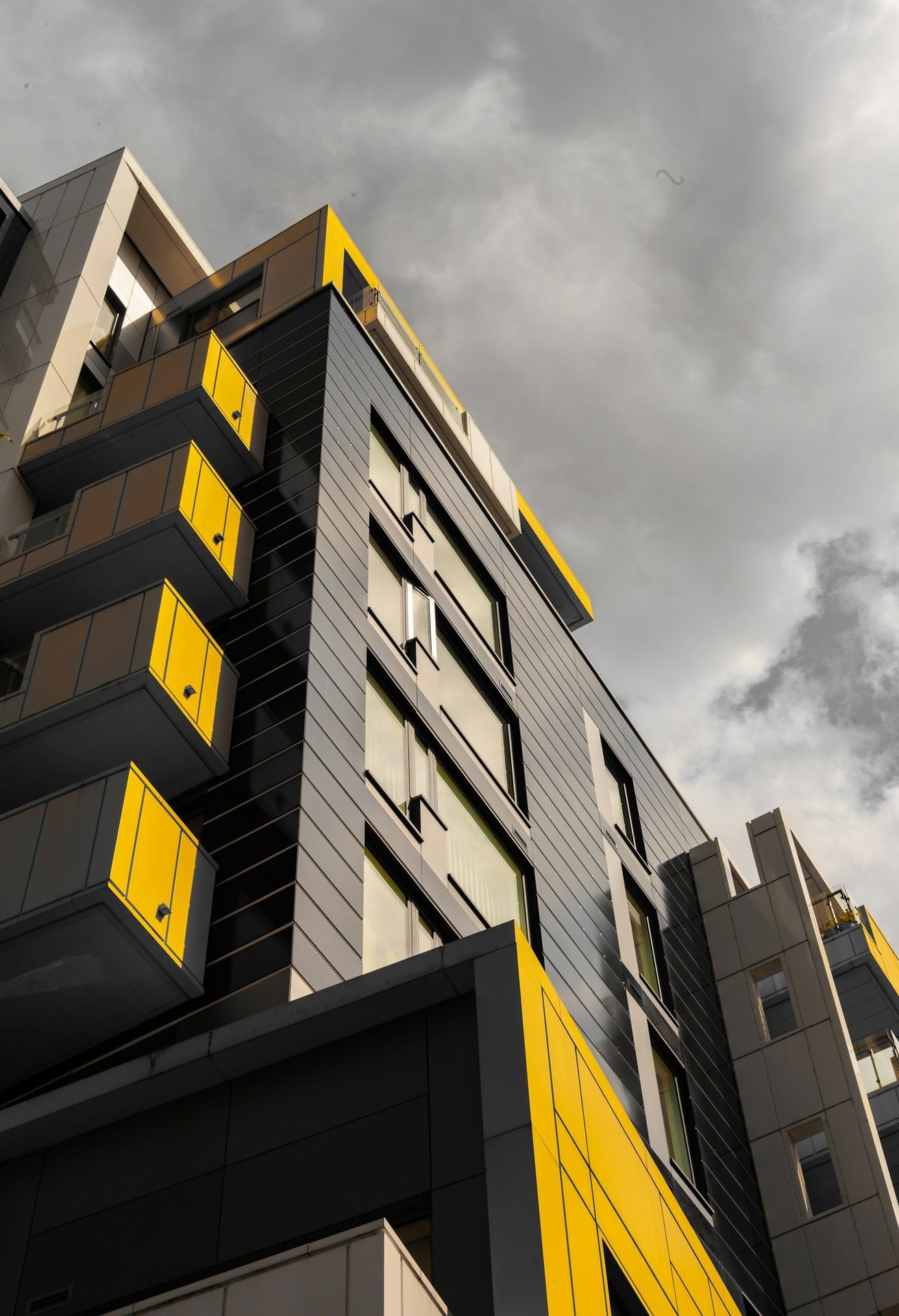 图二 · 产线上 · VLM 取代了一半的专用缺陷分类器